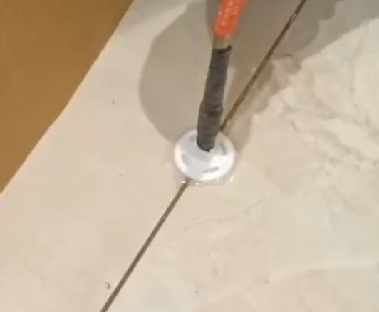 永昌瓷砖空鼓维修公司专业解答瓷砖在铺贴过程中，如果没有涂抹均匀到位的粘结材料（如水泥砂浆或瓷砖胶），可能会导致以下问题