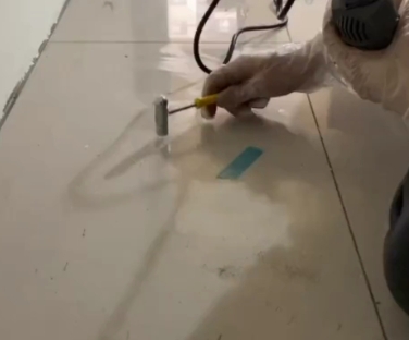 永昌瓷砖开裂维修公司专业分享瓷砖在铺贴前如果没有沥干水分，将会导致以下问题